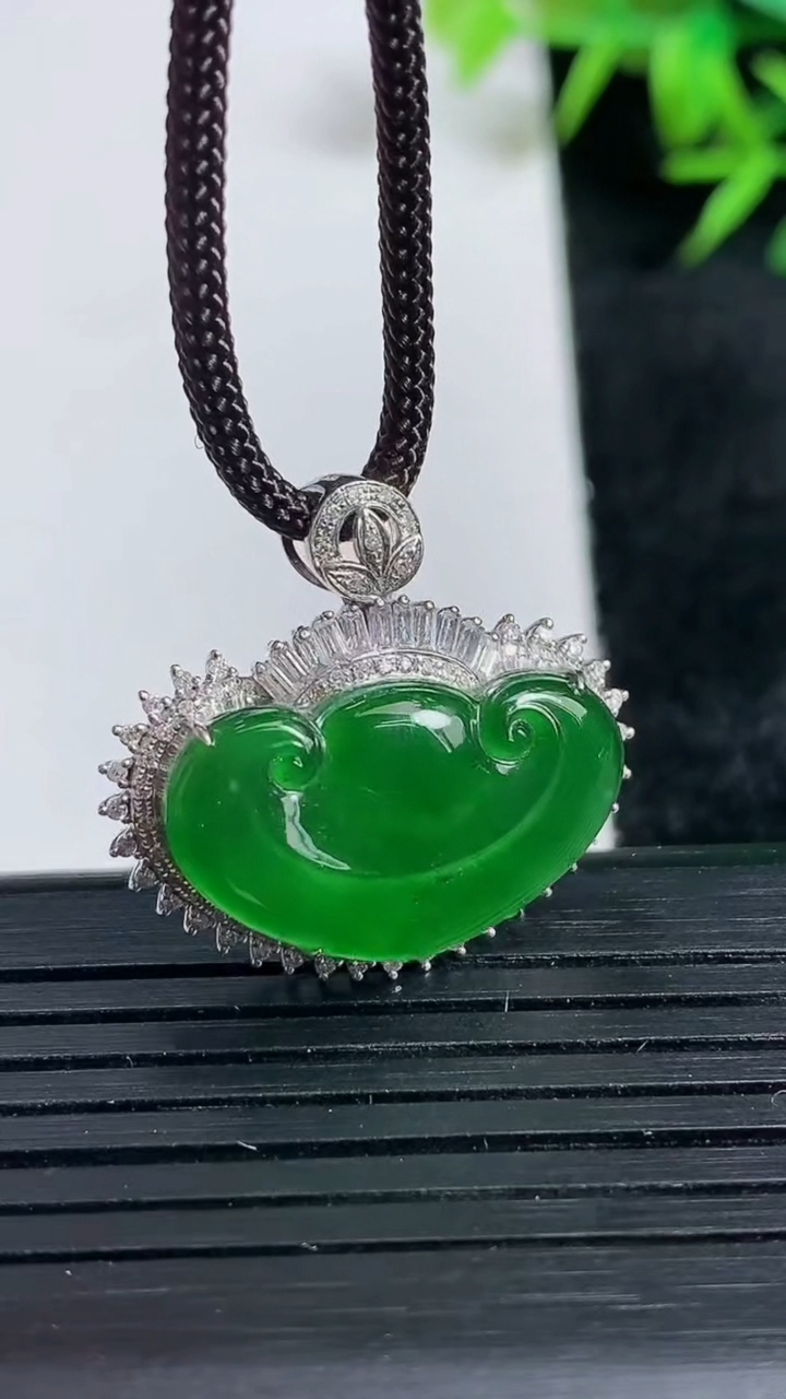 天然A货翡翠如意头吊坠尺寸24-26.1-7.1裸石12.7-21.1重量:3.63g
3月24日