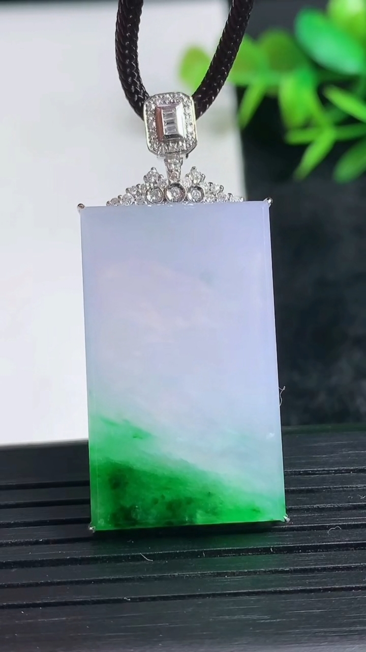 天然A货翡翠无事牌吊坠尺寸44.5-32.1-19.2-6.8重量:11.27g
3月24日