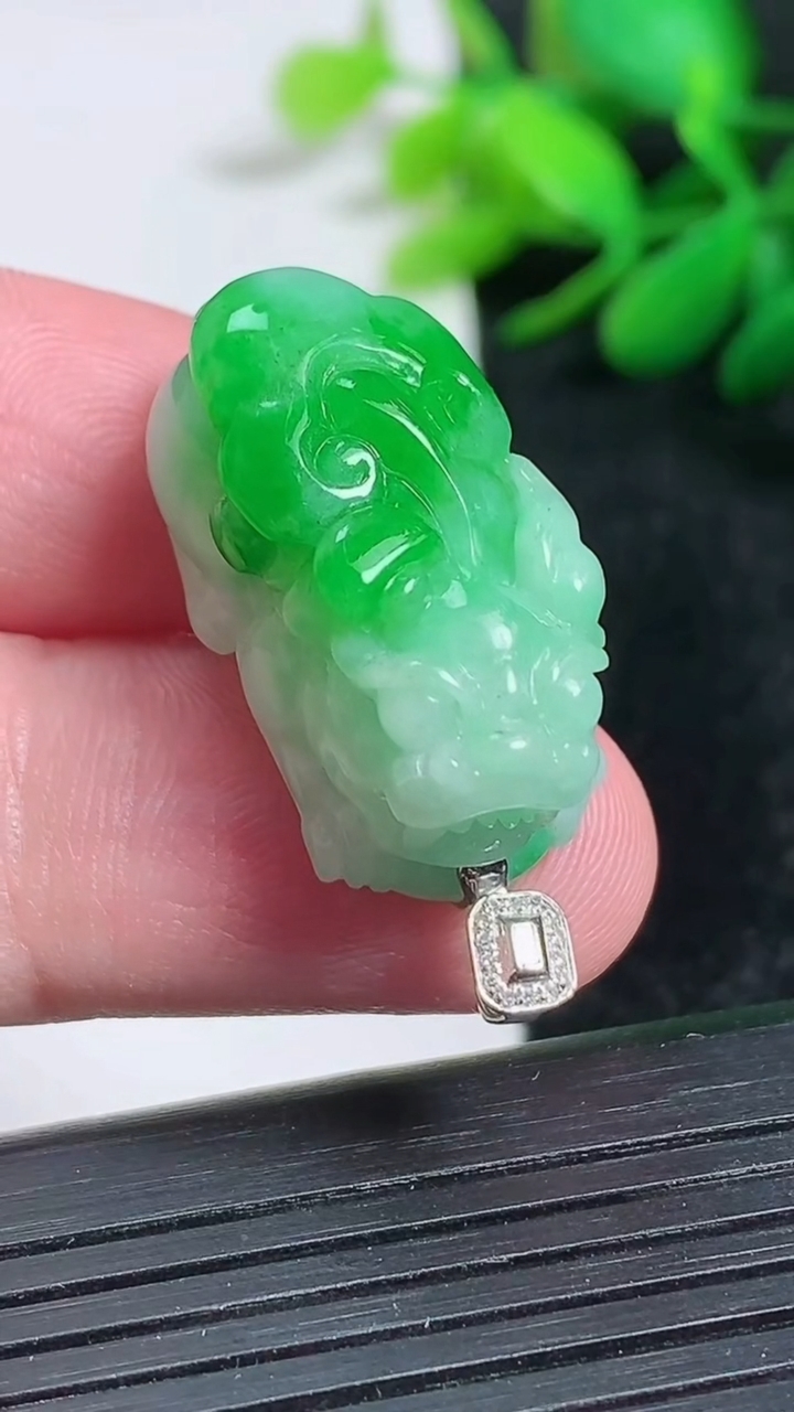 天然A货翡翠貔貅吊坠尺寸26.6-12.8-14.1重量:11.07g
3月24日