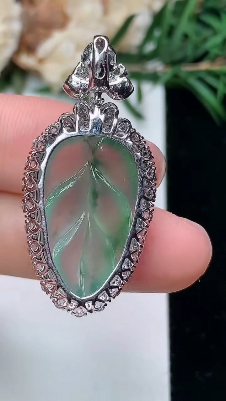 天然A货翡翠金枝玉叶 叶子吊坠，尺寸35-16.8-10.6，裸石21.8-13.3，重量:5.00g
3月24日