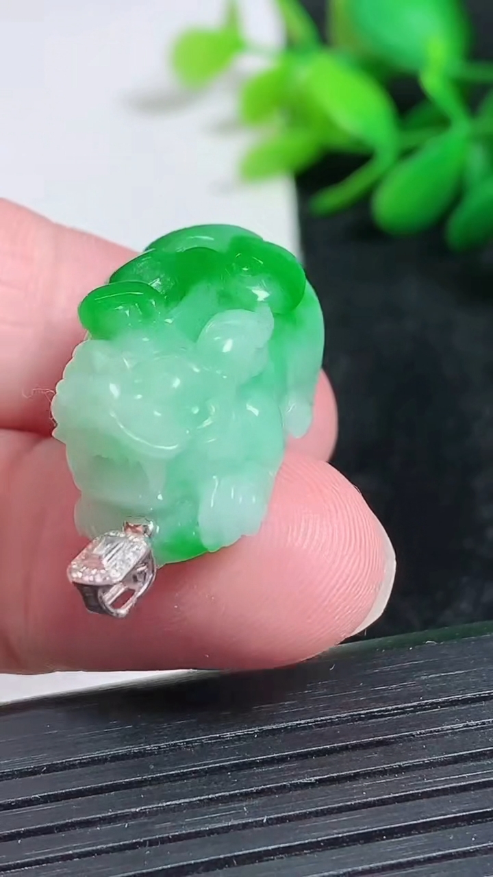 天然A货翡翠貔貅吊坠尺寸26.6-12.8-14.1重量:11.07g
3月24日