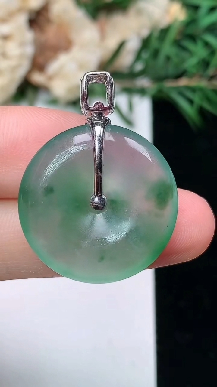 天然A货翡翠平安扣吊坠，尺寸22.3-4.9，重量:5.64g
3月24日