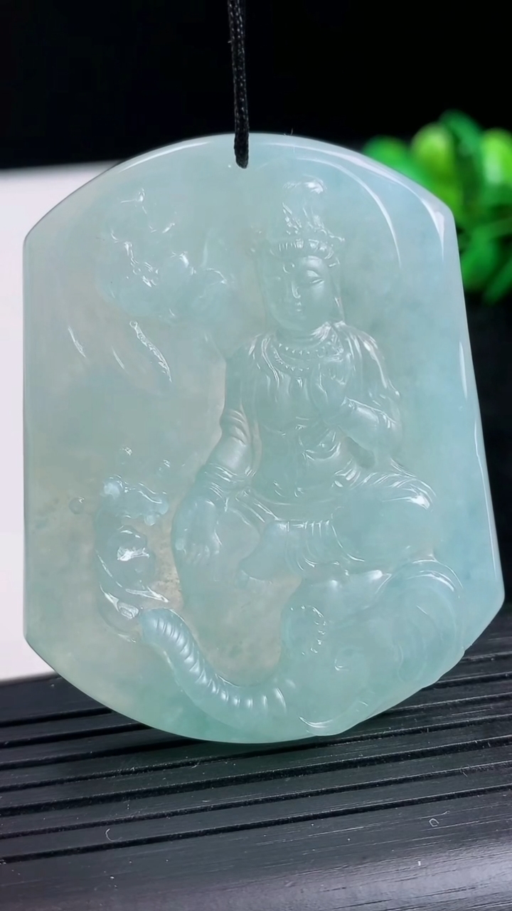 天然A货翡翠普贤菩萨吊坠尺寸53.8-43-6.7重量:36.84g
3月24日
