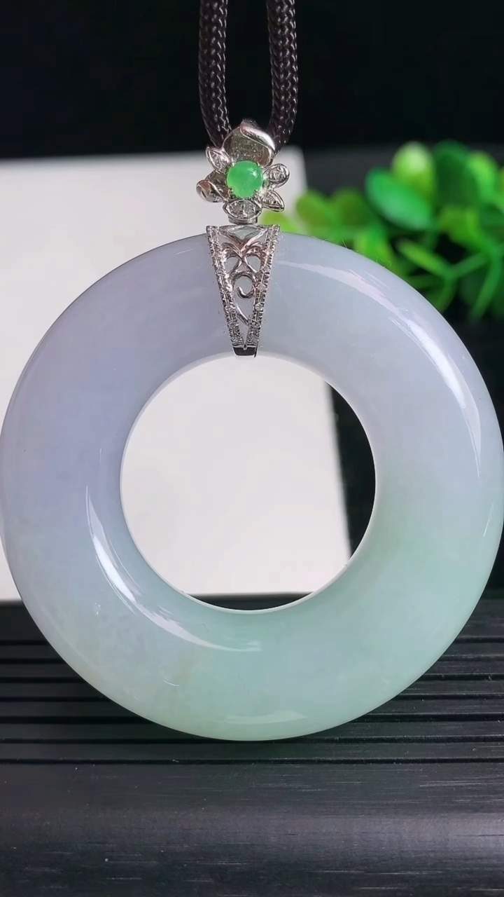 天然A货翡翠18K金春带彩紫罗兰平安环吊坠尺寸50.4-12重量:50.84g
3月24日