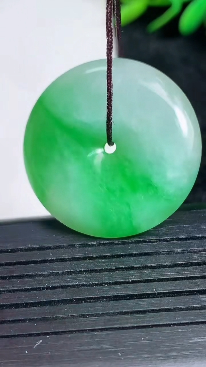 天然A货翡翠平安扣吊坠尺寸29.9-6.1重量:11.04g
3月24日