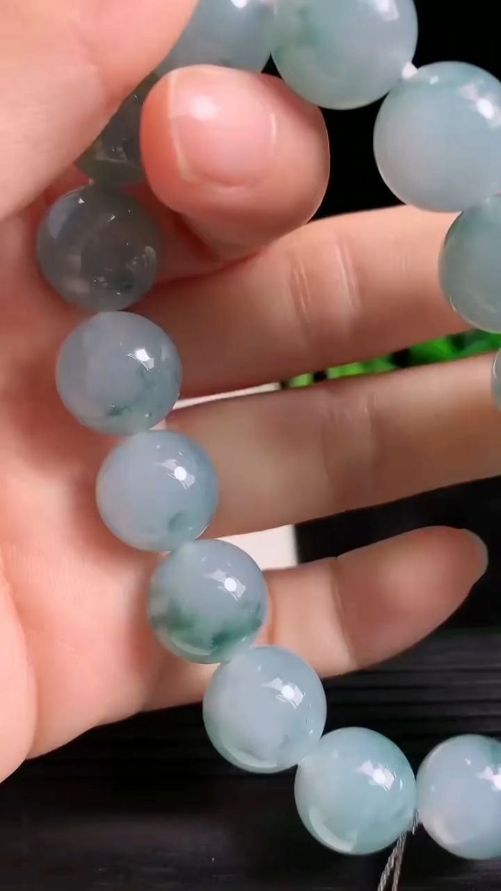天然A货翡翠飘花圆珠手串尺寸12.4-16颗颗重量:52.96g3月24日
工厂直销收藏佳品,种好水足，色泽均匀，有种有色，上手高大气！