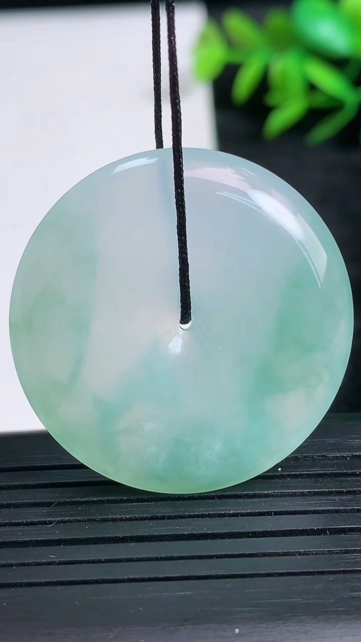 天然A货翡翠冰种飘花平安扣吊坠尺寸34.3-6.1重量:15.10g
3月24日