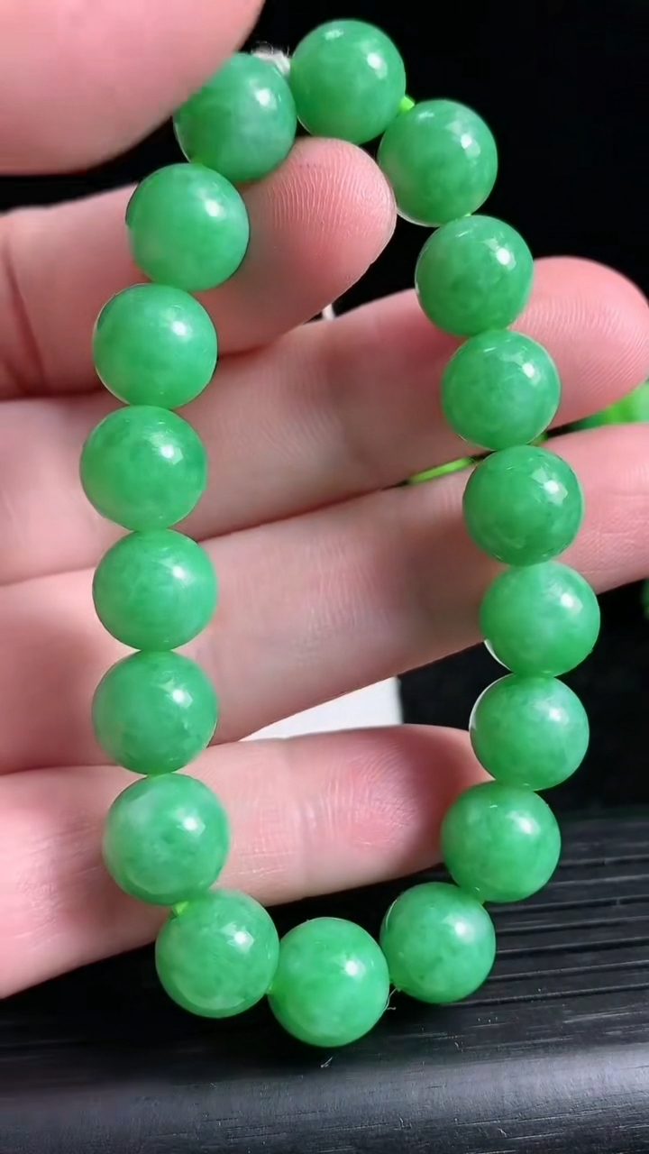 天然A货翡翠圆珠手串尺寸10.1-18颗重量:30.60g3月24日
工厂直销收藏佳品,种好水足，色泽均匀，有种有色，上手高大气！