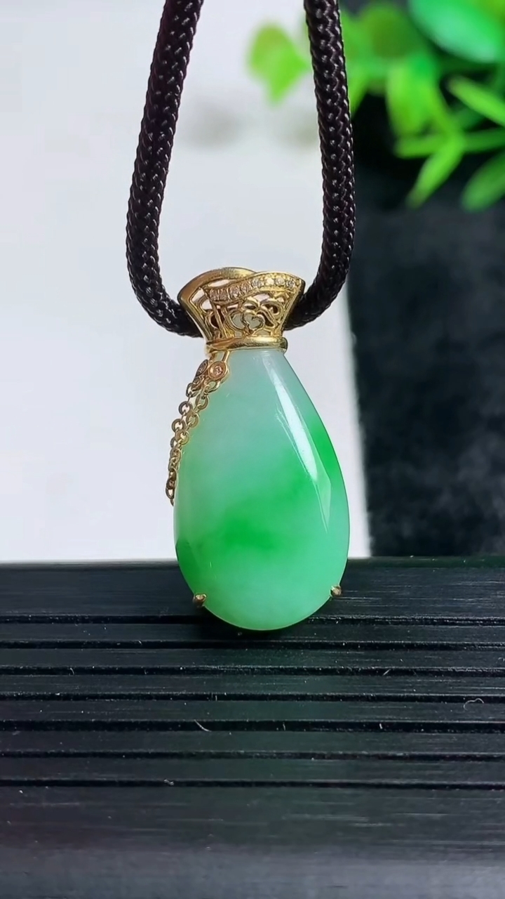 天然A货翡翠福袋吊坠尺寸26.7-13.2-6.9重量:4.22g
3月24日