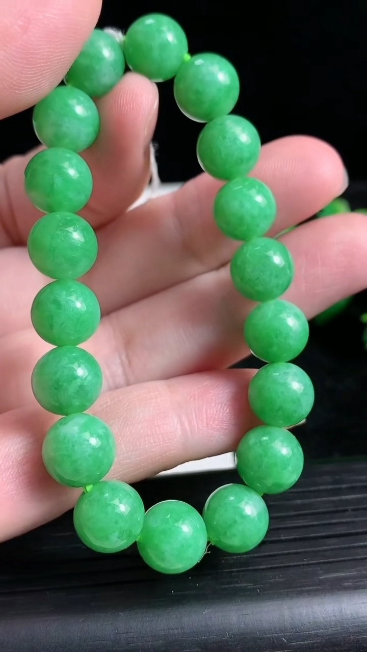 天然A货翡翠圆珠手串尺寸10.1-18颗重量:30.60g3月24日
工厂直销收藏佳品,种好水足，色泽均匀，有种有色，上手高大气！