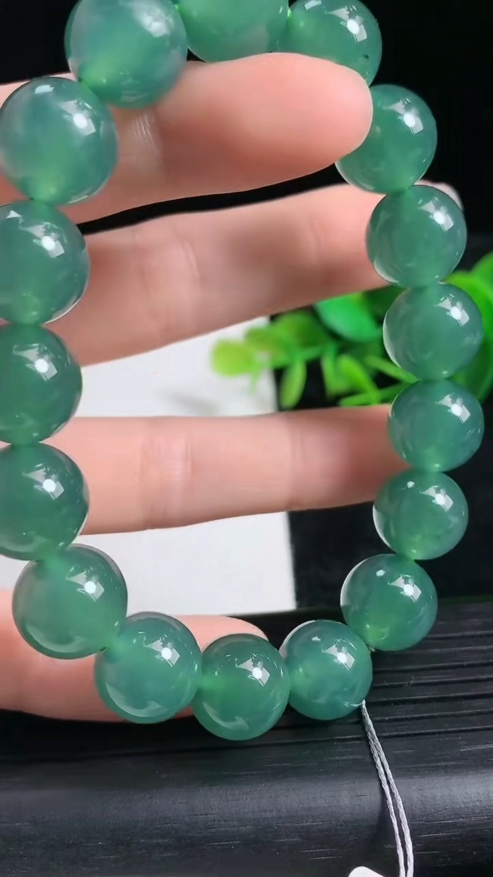 天然A货翡翠圆珠手串尺寸11.7-17颗重量:48.39g3月24日
工厂直销收藏佳品,种好水足，色泽均匀，有种有色，上手高大气！