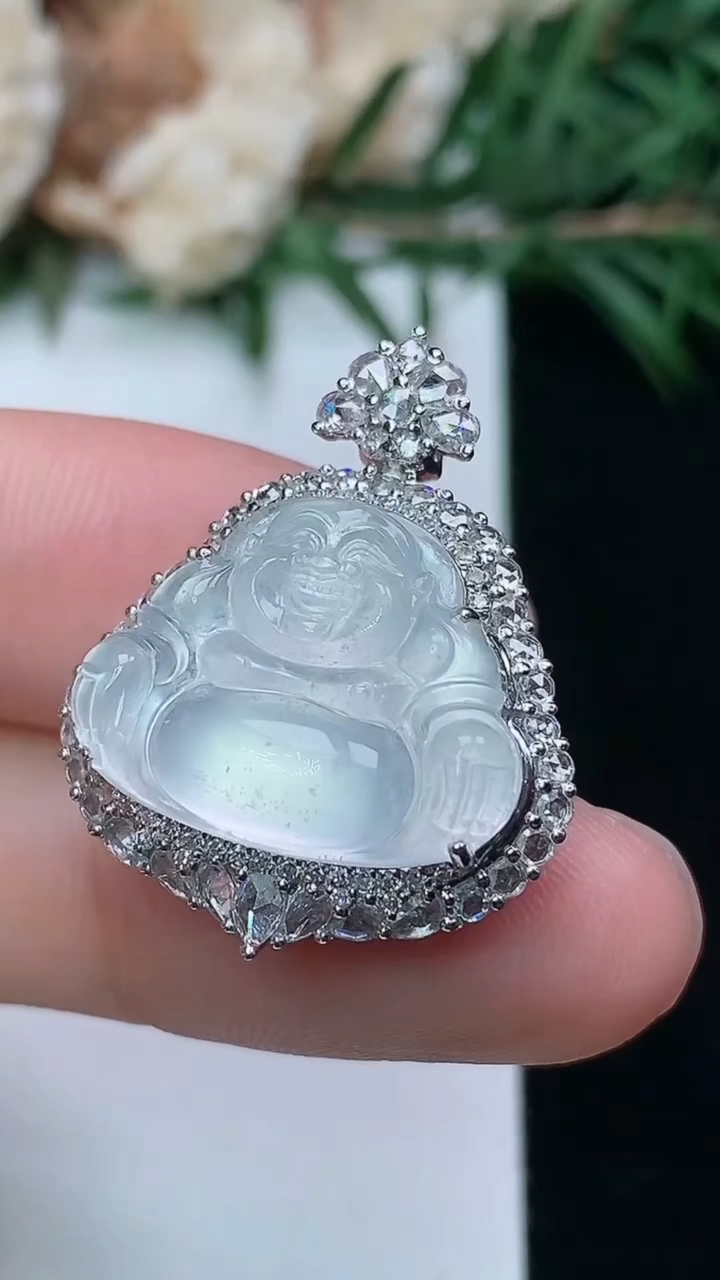 天然A货翡翠白冰佛公吊坠，尺寸26-21-11.4，裸石14-17.6，重量:6.38g
3月24日