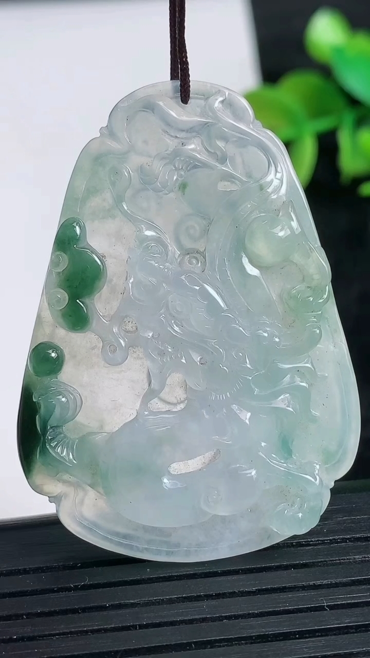 天然A货翡翠飘花龙牌吊坠尺寸46.7-33.7-4.2重量:14.12g
3月24日