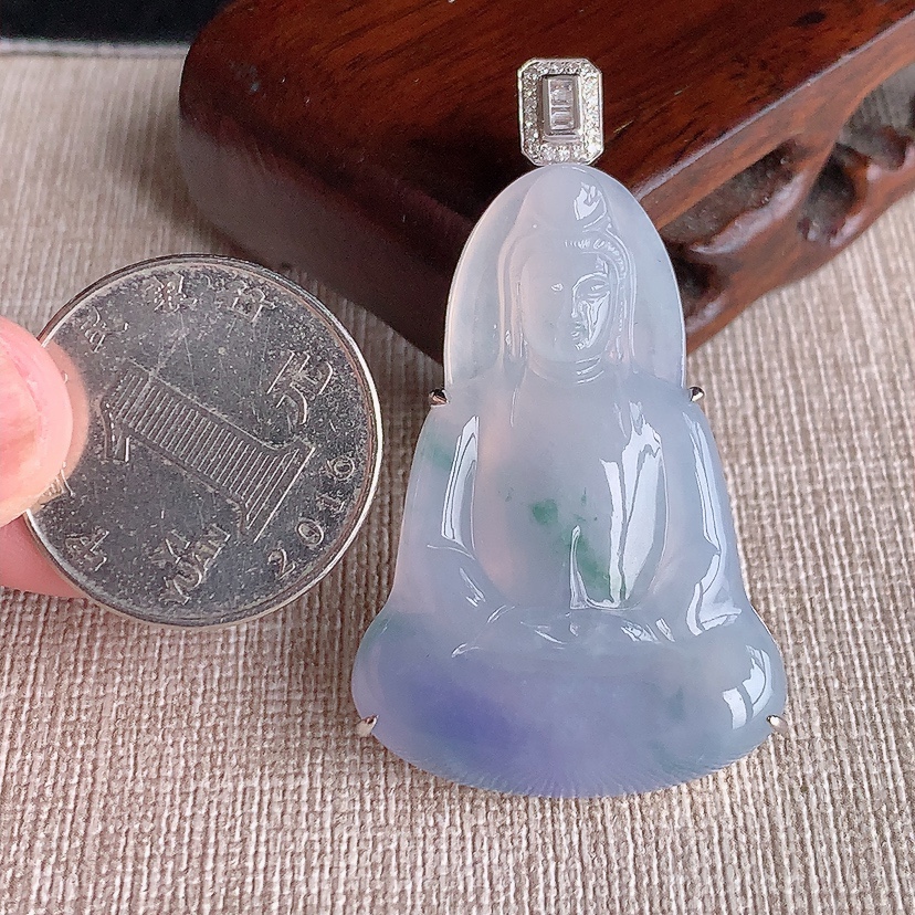 天然A货翡翠18K金伴钻镶嵌紫罗兰飘花观音吊坠 
尺寸49.8-41.8-28.2-7.5mm 重量15.74g 0322