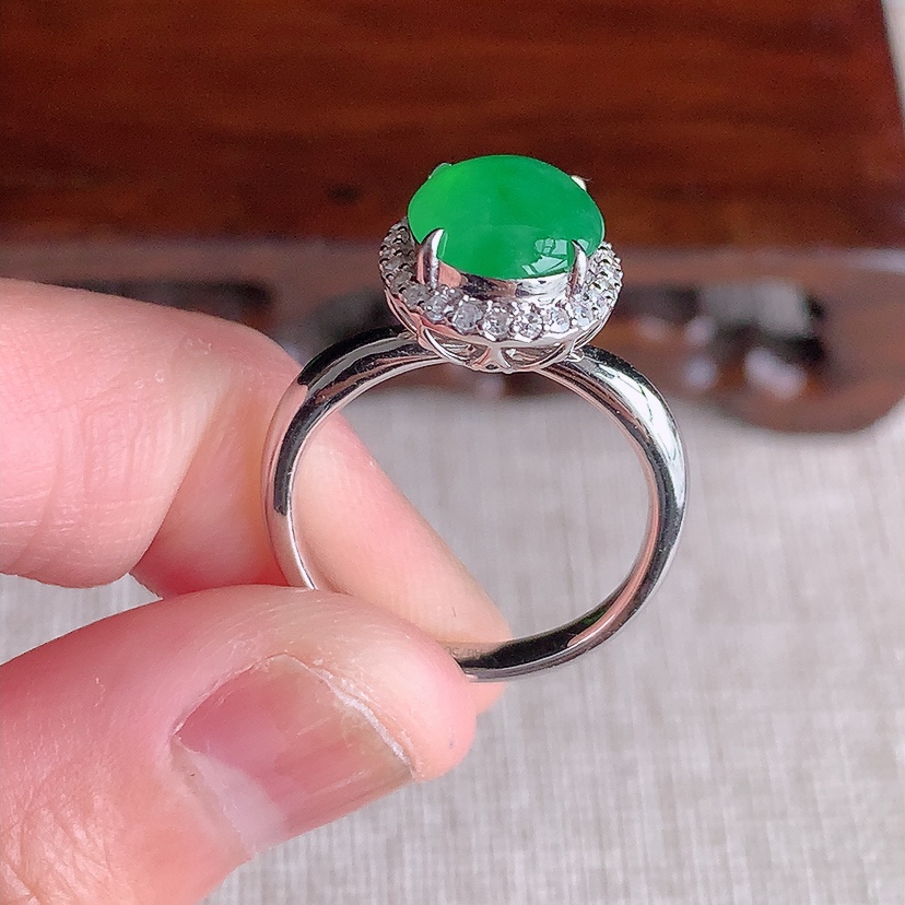 天然A货翡翠18K金伴钻镶嵌阳绿蛋面戒指 圈口17.4裸石
尺寸10.5-8.5mm 重量3.65g 0322
