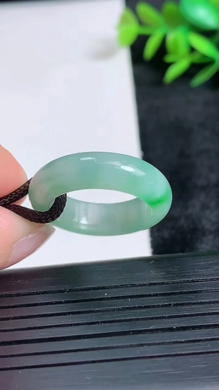天然A货翡翠指环戒指尺寸18.2-6.4-3.7重量:4.63g2026年3月24日
工厂直销收藏佳品,种好水足，色泽均匀，有种有色，上手高大气！
