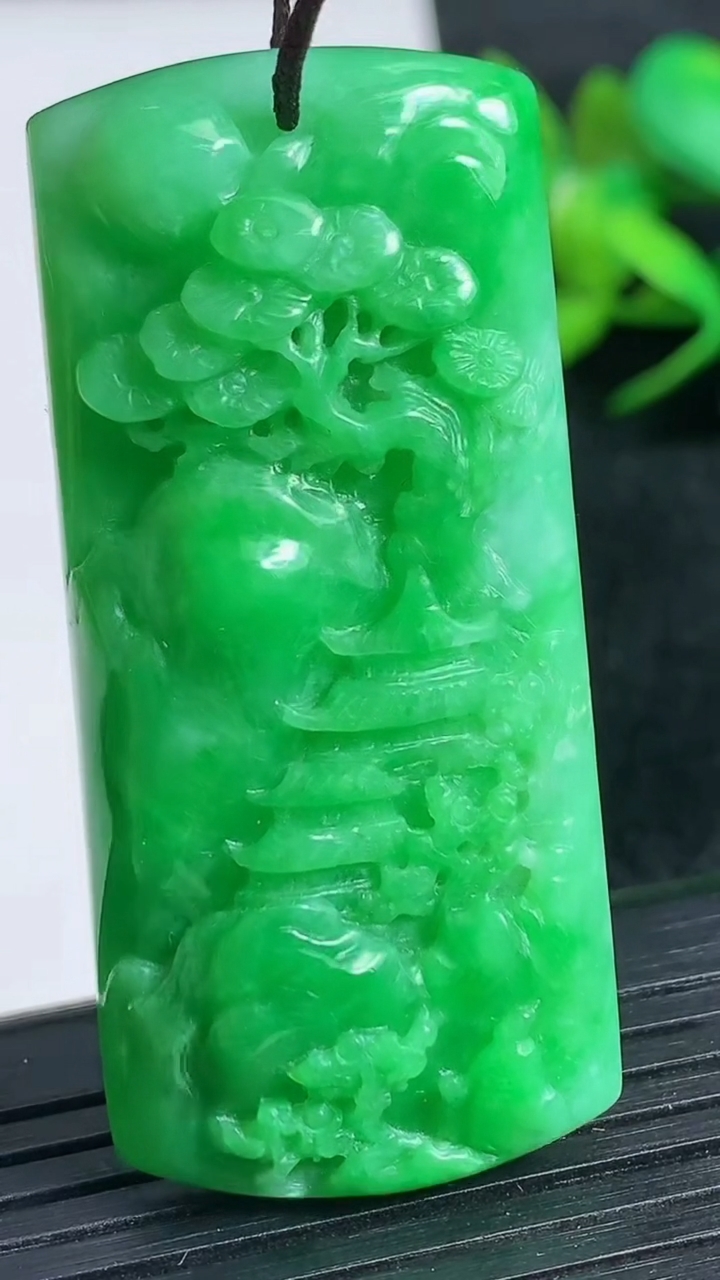 天然A货翡翠山水牌吊坠尺寸51.6-23.7-10.4重量:24.60g
3月24日