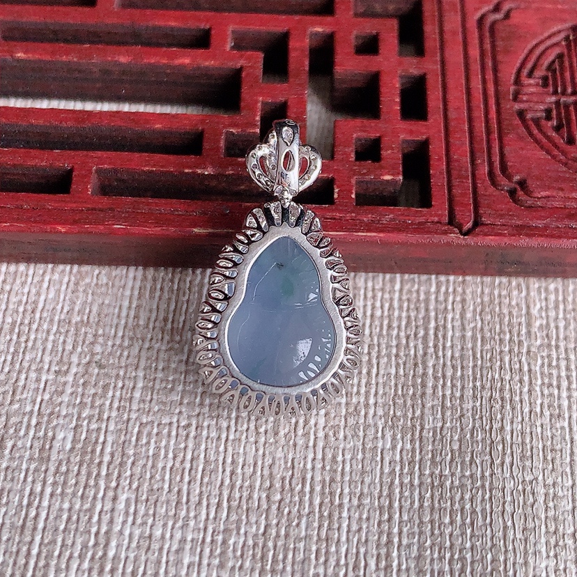 天然A货翡翠18K金伴钻镶嵌紫罗兰葫芦吊坠 
尺寸25.8-14.4-8.5裸石15.2-11.3m