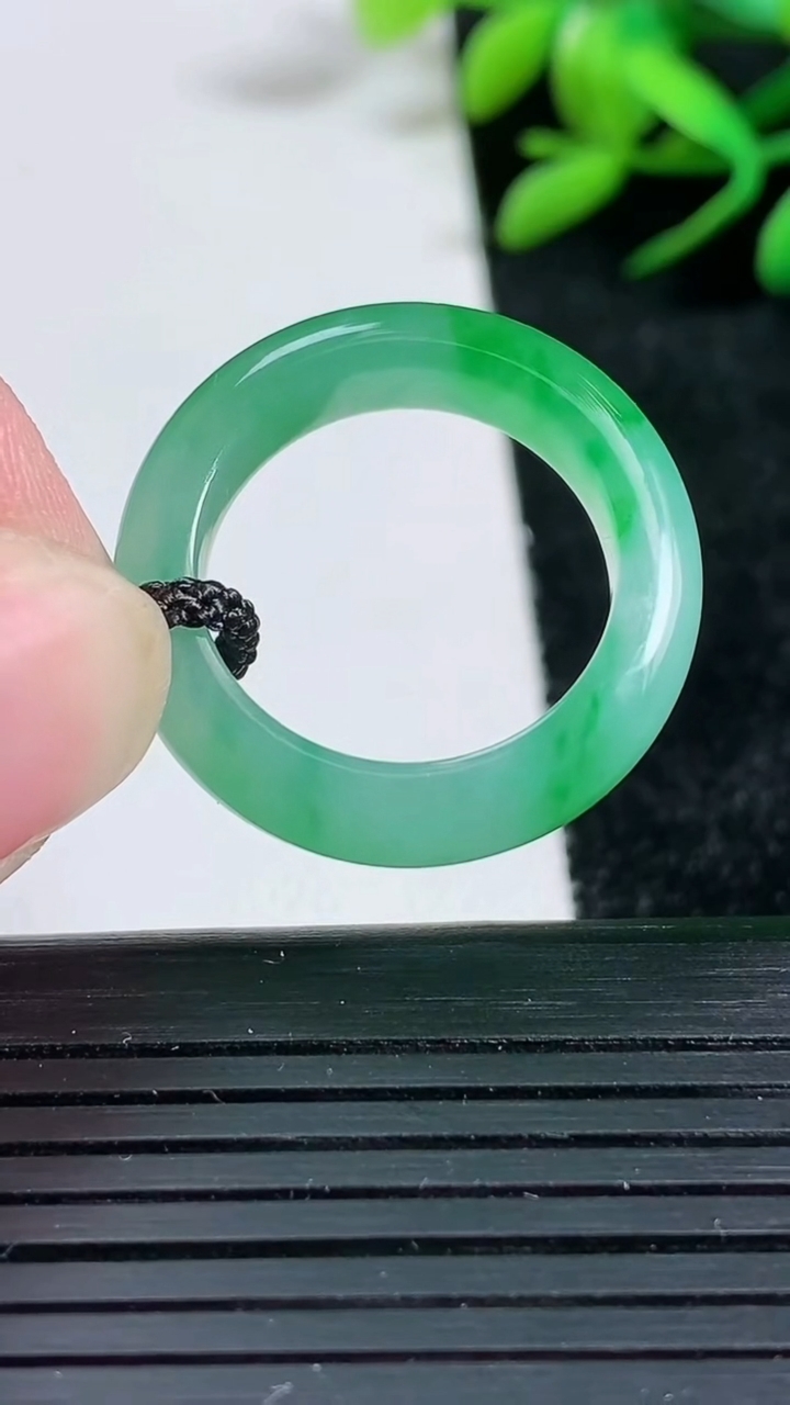 天然A货翡翠指环戒指尺寸18.7-5.8-3.9重量:4.78g2026年3月24日
工厂直销收藏佳品,种好水足，色泽均匀，有种有色，上手高大气！