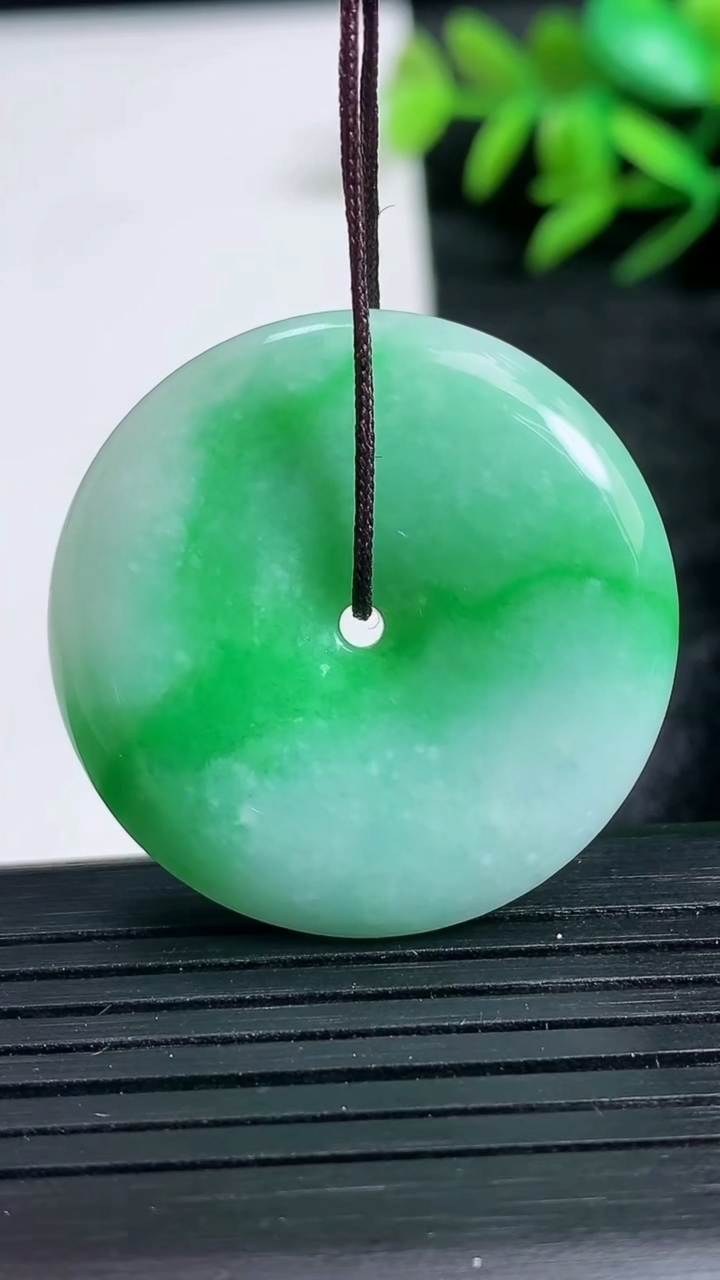 天然A货翡翠平安扣吊坠尺寸31.3-6重量:13.07g
3月24日