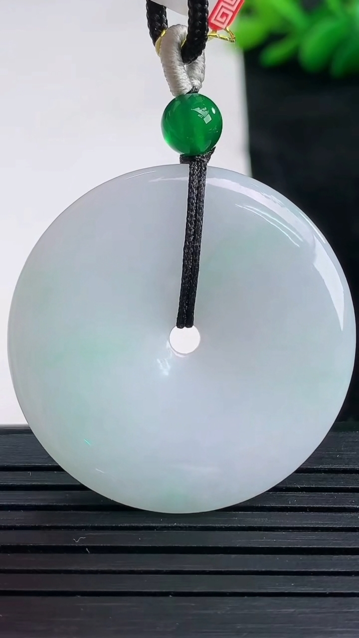 天然A货翡翠平安扣吊坠尺寸36.1-4.9重量:14.64g
3月24日