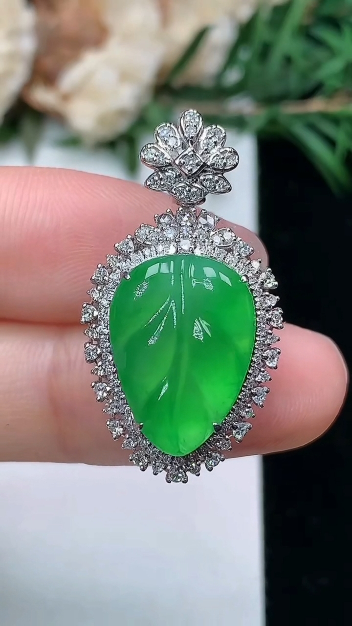 天然A货翡翠金枝玉叶 叶子吊坠，尺寸29.8-16.2-10.2，裸石15.5-11.2，重量:4.42g
3月24日，重量:4.42g