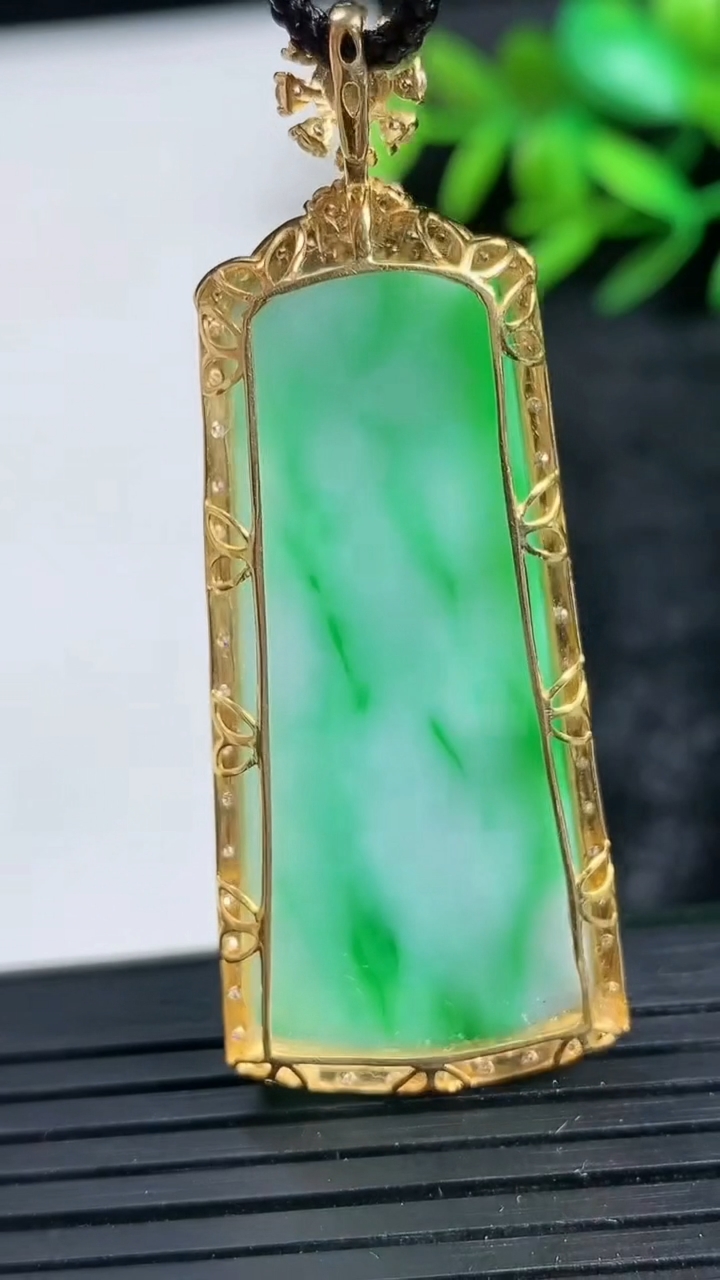 天然A货翡翠无事牌吊坠尺寸53.1-20.4-7.6裸石40.4-18.2重量:8.46g
3月24日