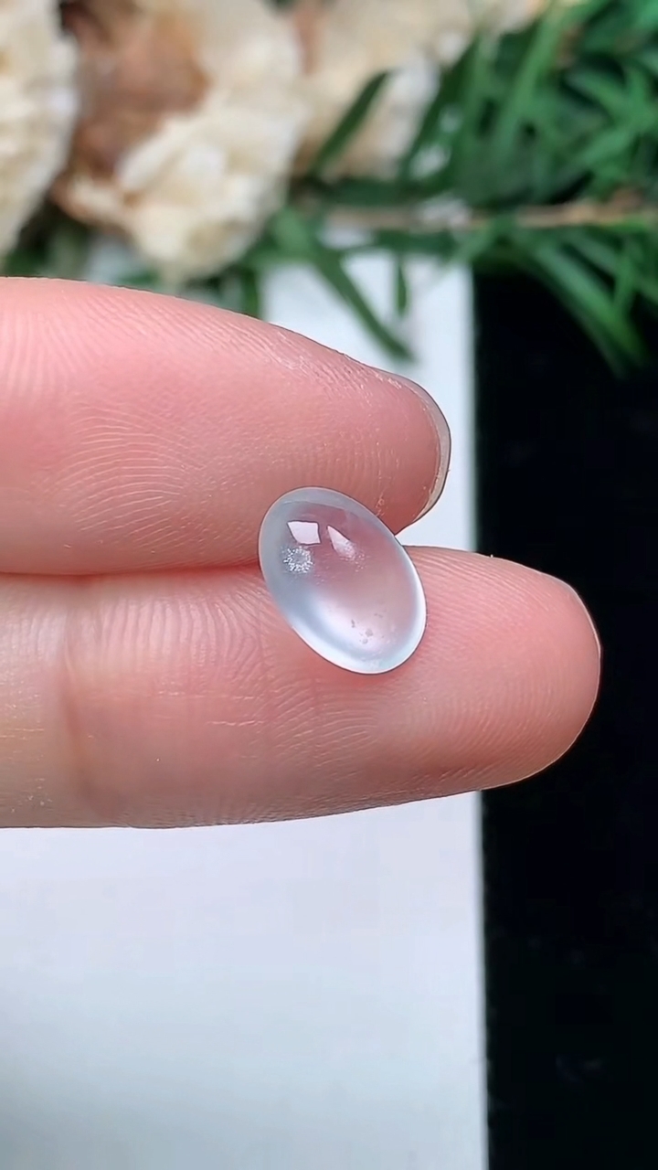 天然A货翡翠白冰蛋面镶嵌件，尺寸9-7-4，重量:0.44g
3月24日