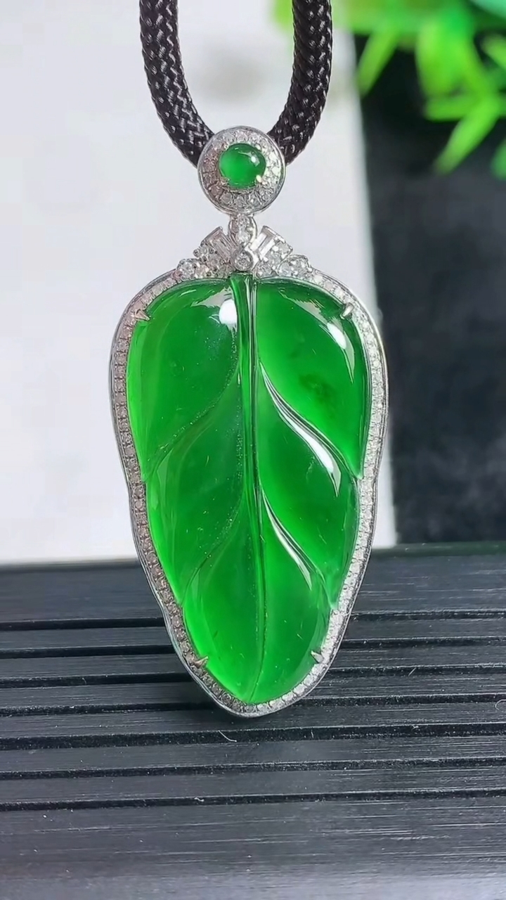 天然A货翡翠金枝玉叶 叶子吊坠尺寸39.4-18.7-6.6裸石28.3-15.9重量:4.07g
3月24日