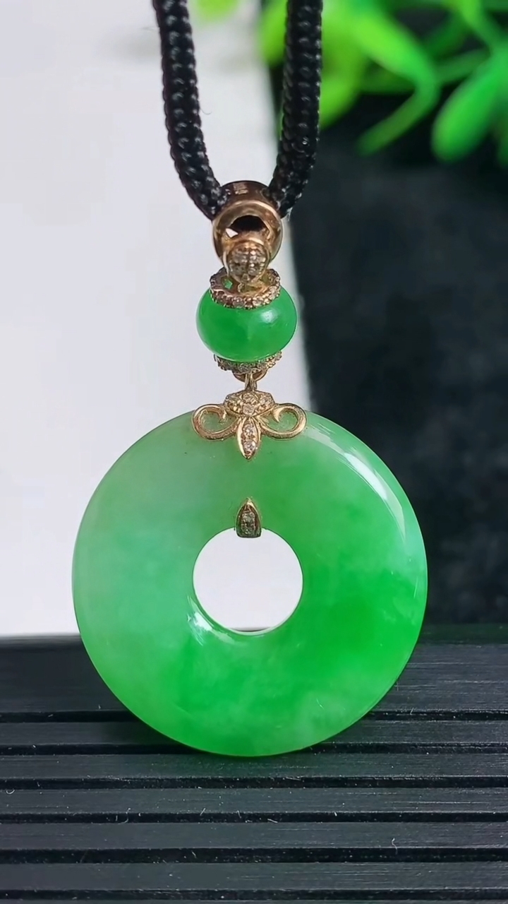 天然A货翡翠平安环吊坠尺寸22.9-3.8重量:5.09g
3月24日