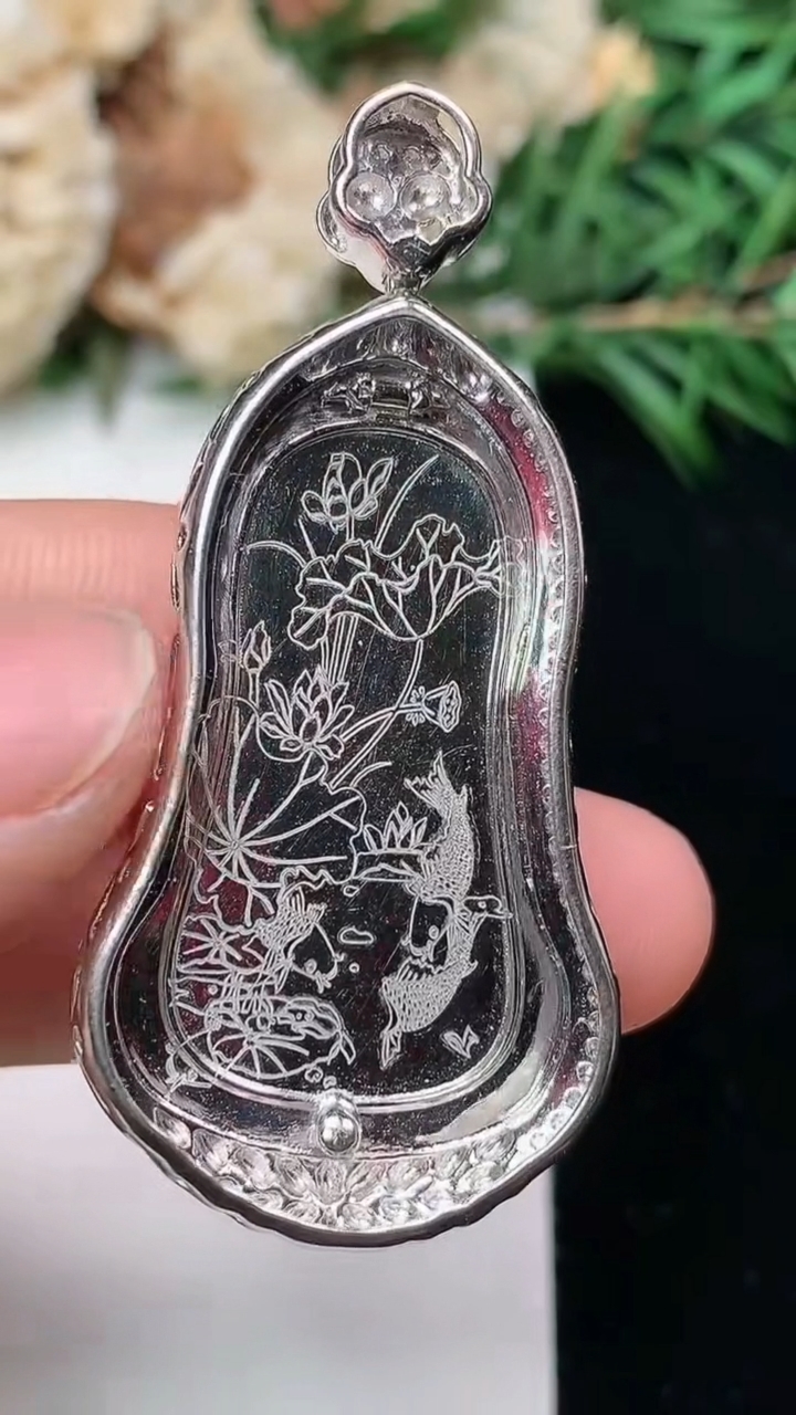 天然A货翡翠白冰素衣观音吊坠，尺寸47.5-22.3-9.5，裸石33.4-19
3月24日