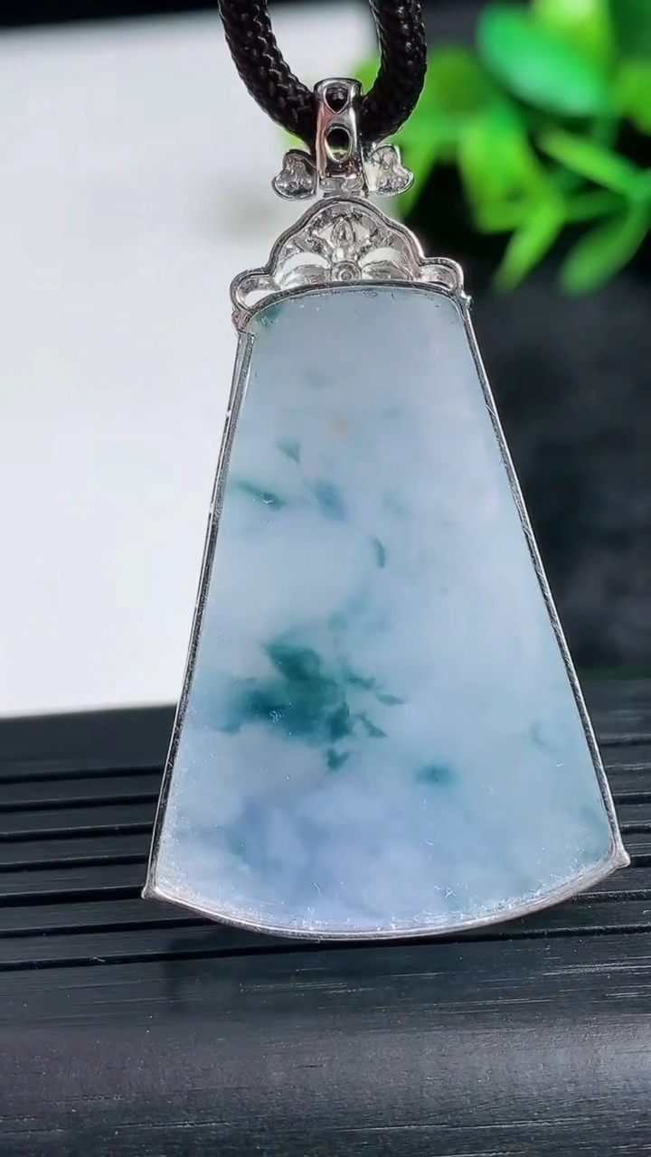 天然A货翡翠种飘花无事牌吊坠尺寸45-34.2-25.4-7.1重量:7.63g
3月24日