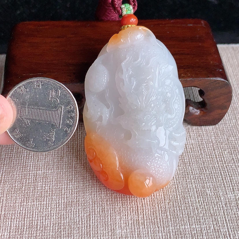 天然A货翡翠飘红翡龙牌望子成龙吊坠 
尺寸57-35.8-15.4mm 重量53.40g 0324