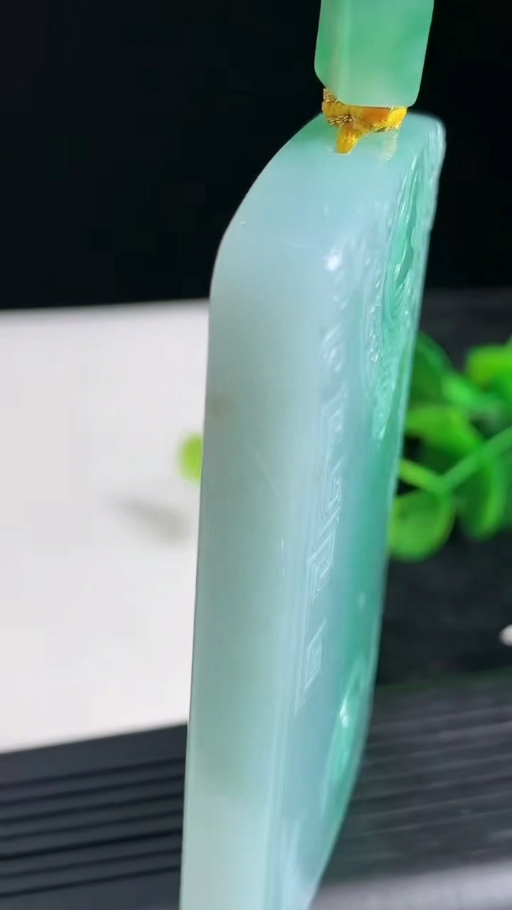 天然A货翡翠仿古无事牌吊坠尺寸74.1-43.7-9.8重量:101.44g
3月24日