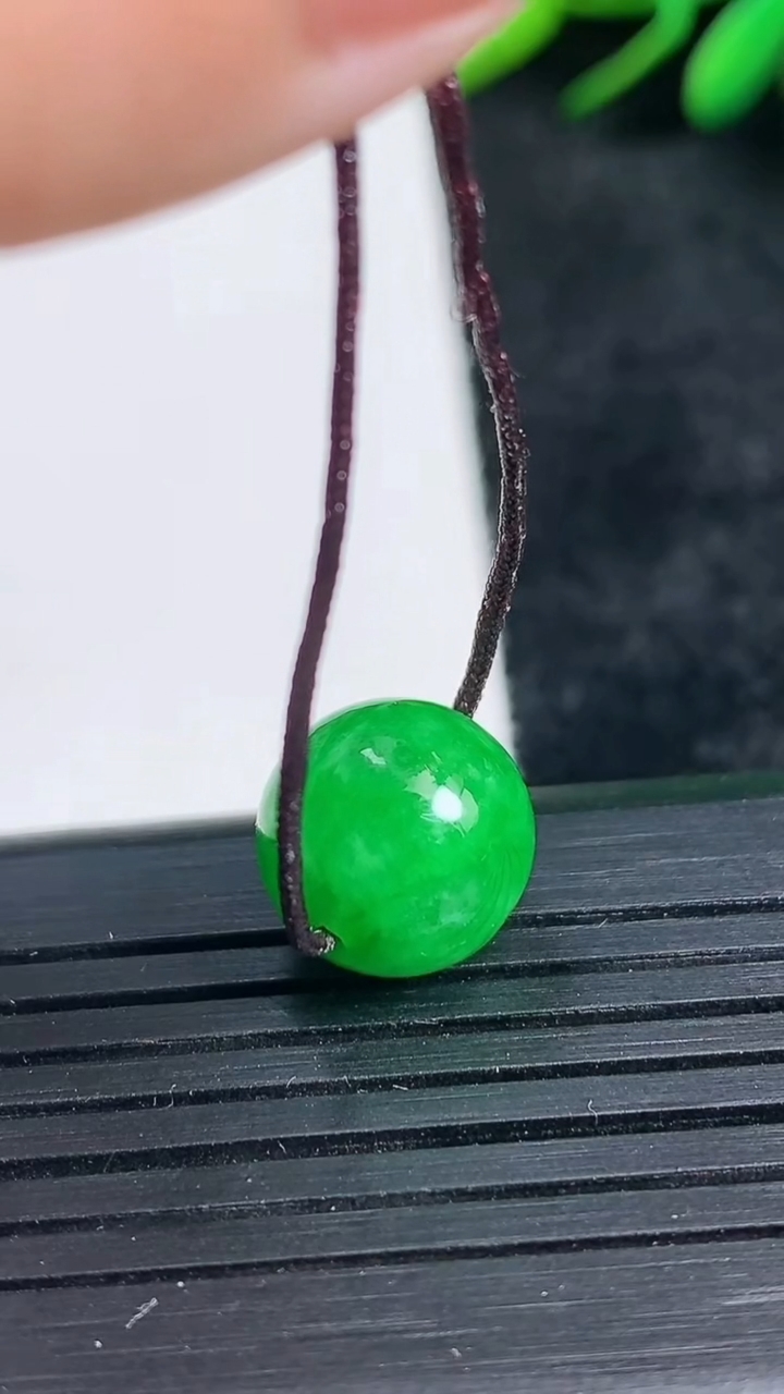 天然A货翡翠圆珠吊坠尺寸11.3重量:2.59g3月24日
工厂直销收藏佳品,种好水足，色泽均匀，有