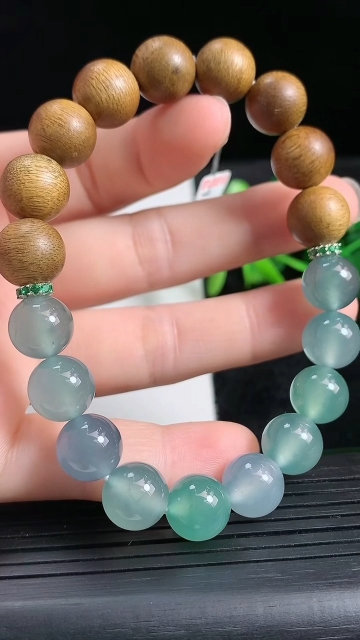 天然A货翡翠蓝水檀香圆珠手串尺寸9.5重量:19.61g3月24日
工厂直销收藏佳品,种好水足，色泽均匀，有种有色，上手高大气！