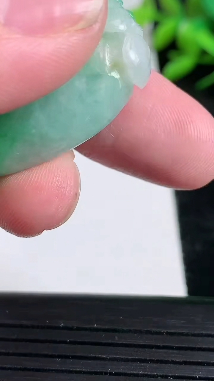 天然A货翡翠福瓜吊坠尺寸39.7-19.4-12.4重量:13.11g
3月24日