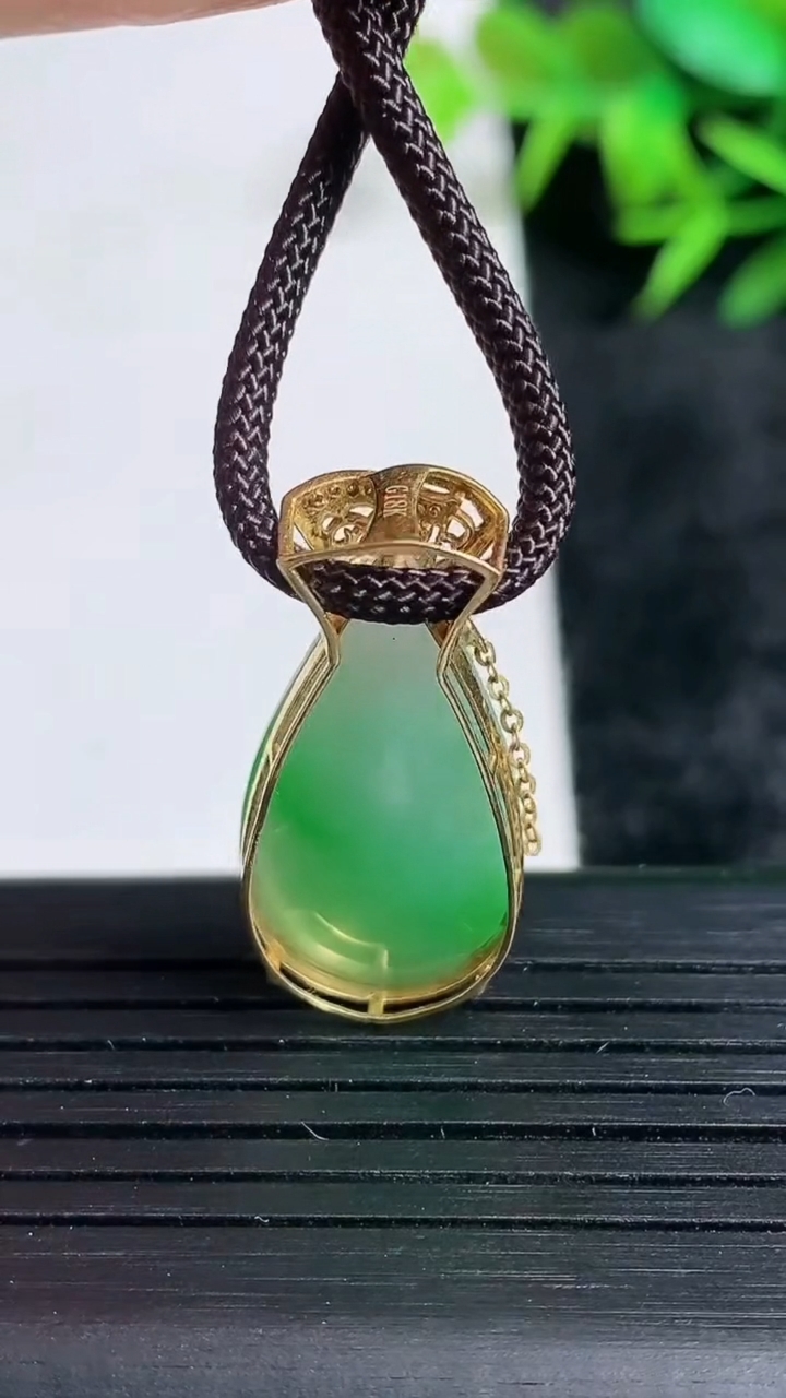 天然A货翡翠福袋吊坠尺寸26.7-13.2-6.9重量:4.22g
3月24日