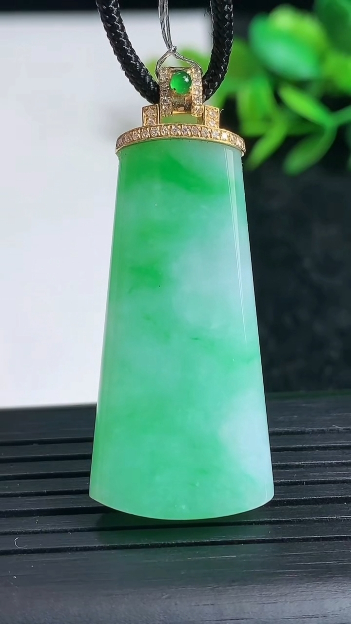 天然A货翡翠无事牌吊坠尺寸38.2-18.2-5.8重量:11.04g
3月24日