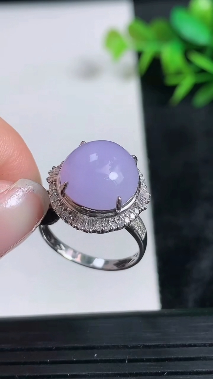 天然A货翡翠18K金紫罗兰蛋面戒指尺寸17.5-12.3-11.3重量:4.29g2026年3月24日
工厂直销收藏佳品,种好水足，色泽均匀，有种有色，上手高大气！