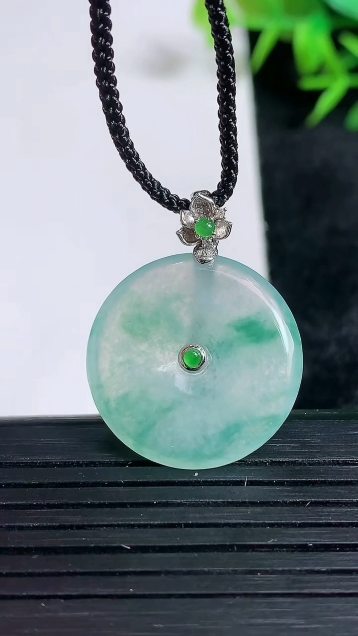 天然A货翡翠种飘花平安扣吊坠尺寸22.4-3.8重量:5.14g
3月24日