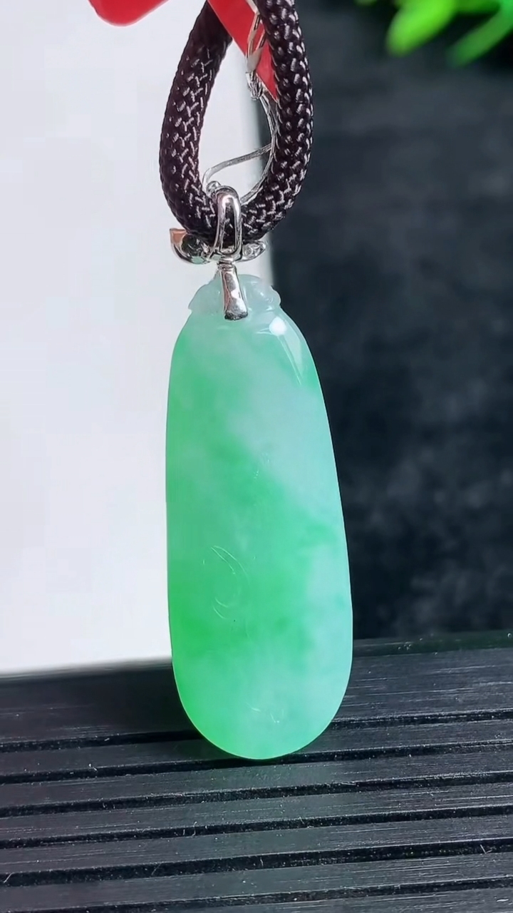 天然A货翡翠福瓜吊坠尺寸35-12-7.5重量:6.23g
3月24日