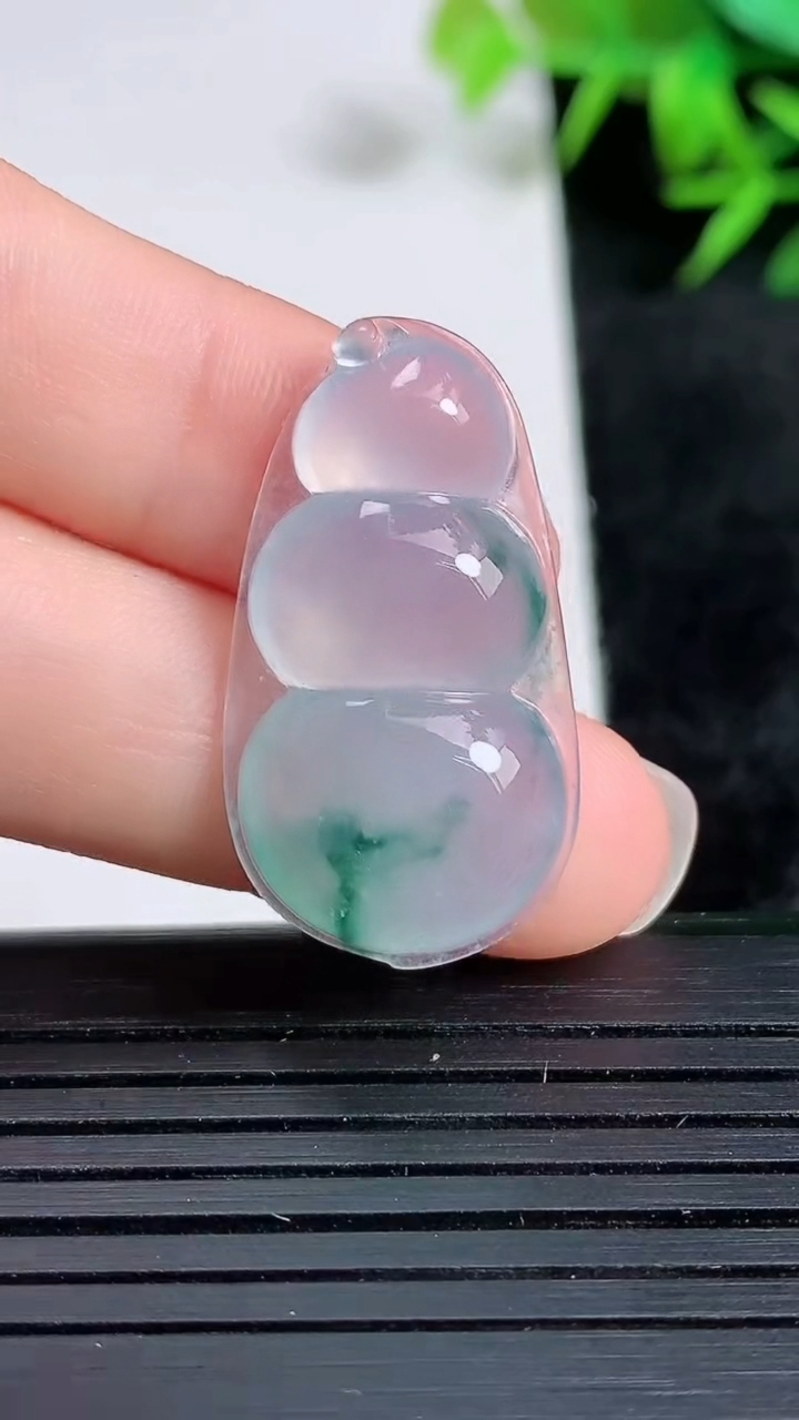 天然A货翡翠冰种飘花福豆吊坠尺寸29.2-15.9-5.8重量:4.57g
3月24日