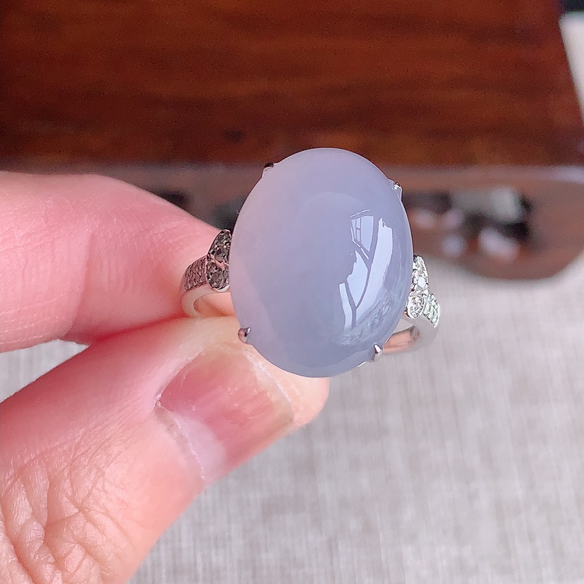 天然A货翡翠18K金伴钻镶嵌紫罗兰蛋面戒指 圈口17.2裸石
尺寸16-12mm 重量4.00g 0