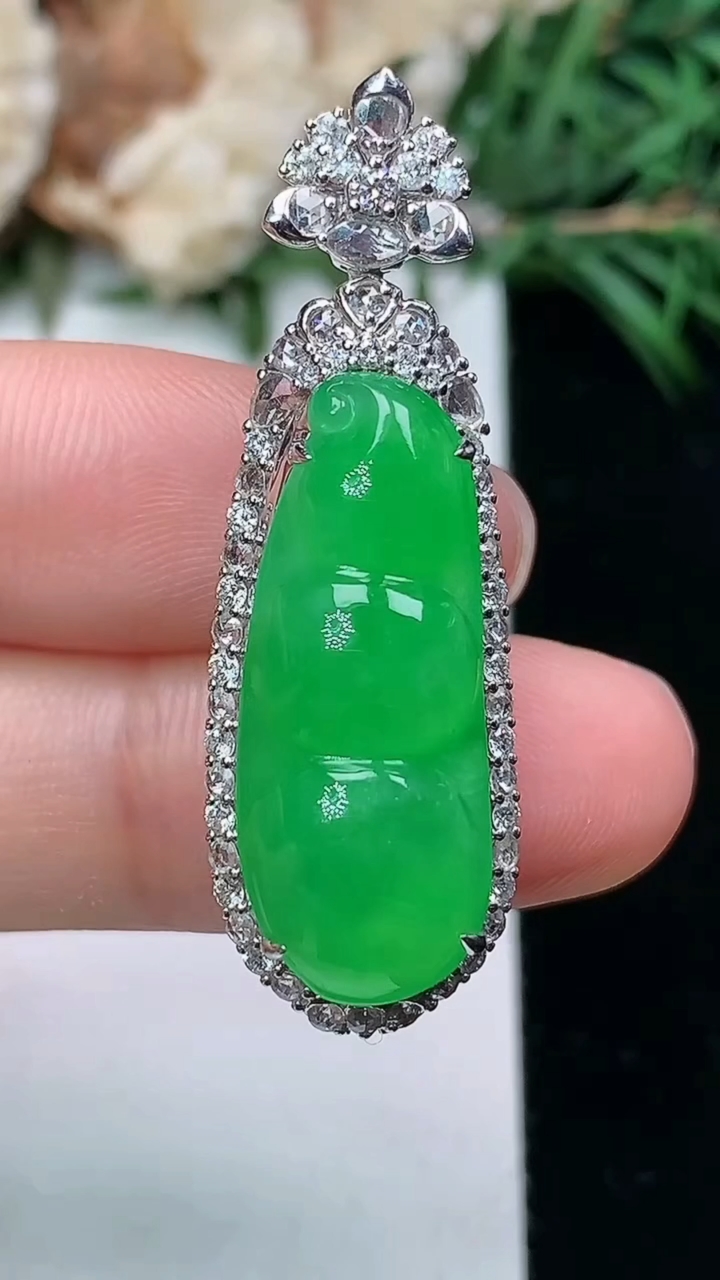 天然A货翡翠福豆吊坠，尺寸38.5-12.6-11.4，裸石24.6-9.8，重量:6.64g
3月