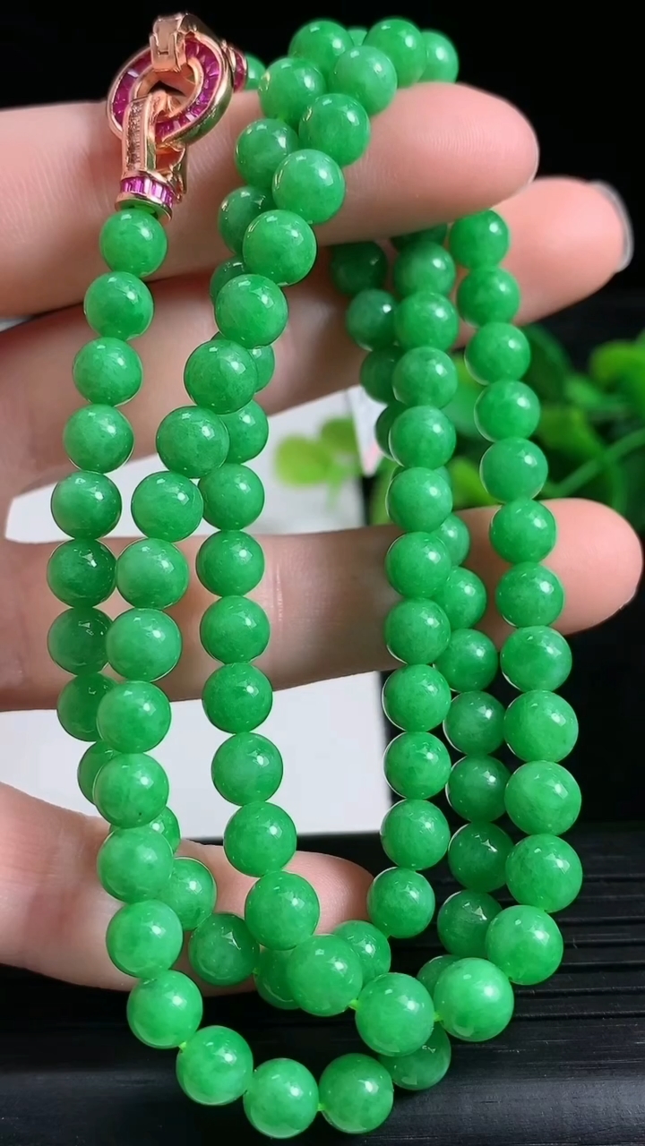 天然A货翡翠圆珠项链尺寸5.5-98颗重量:34.28g
3月24日