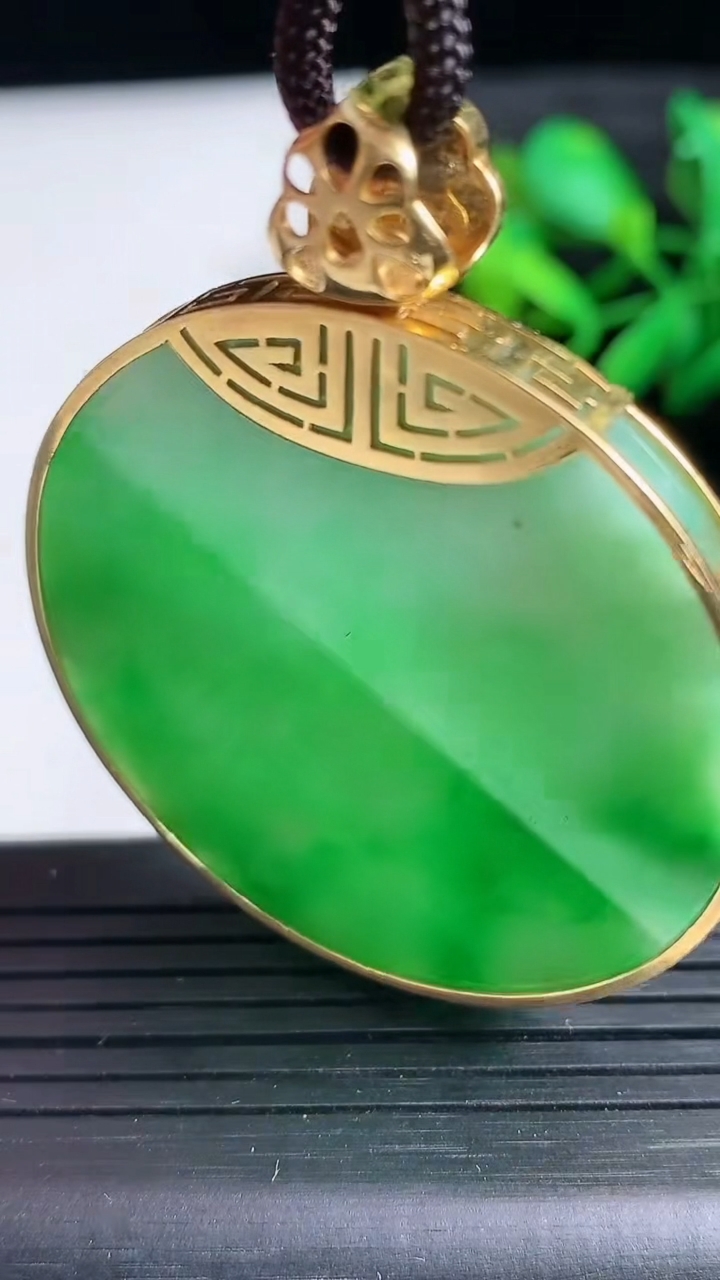 天然A货翡翠无事牌吊坠尺寸44.4-4.6重量:25.63g
3月24日