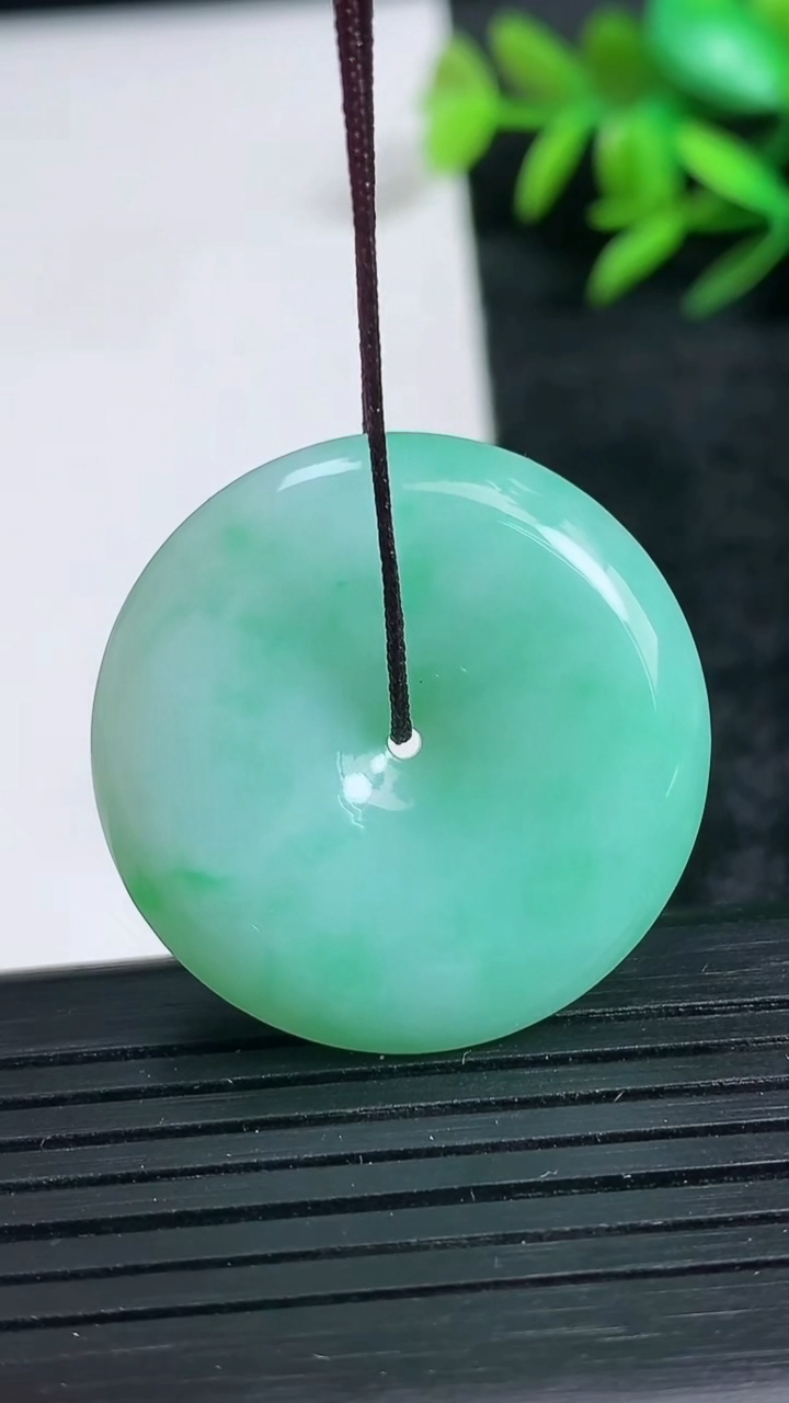 天然A货翡翠平安扣吊坠尺寸29.7-6.6重量:12.73g
3月24日