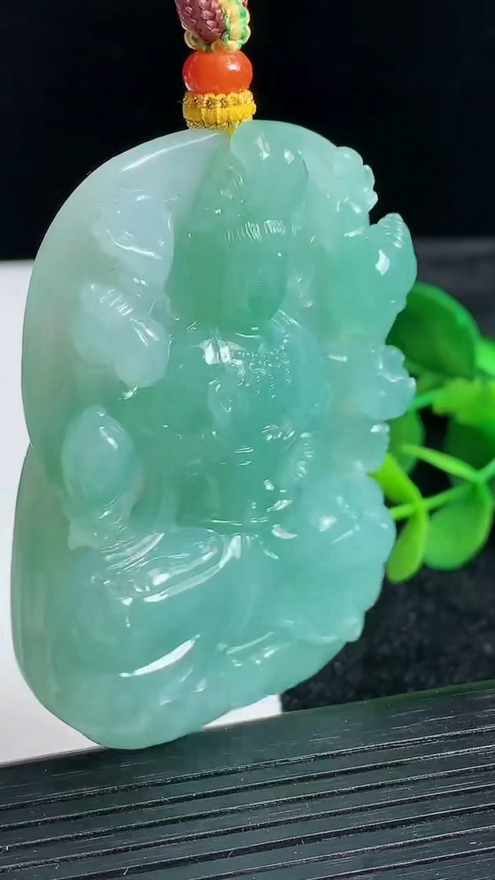 天然A货翡翠千手观音吊坠尺寸59.6-44.5-11.8重量:65.89g
3月24日