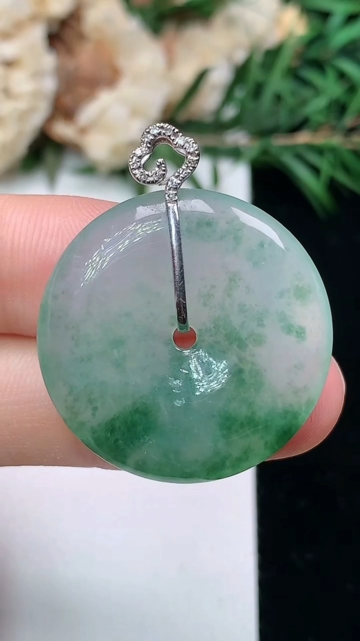 天然A货翡翠飘花平安扣吊坠，尺寸25.8-4.5，重量:6.65g
3月24日